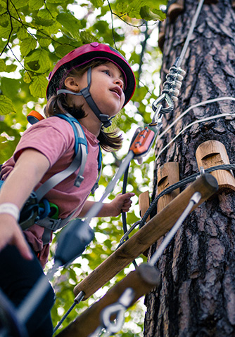 Activité accrobranche à L’Acrobois Romans à proximité du camping nature dans la Drôme la Grivelière