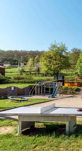 Aire de jeux et table de ping-pong au camping près de Roman-sur-Isère, La Grivelière 4 étoiles