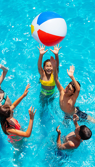 Jeux aquatiques à la piscine du camping près de Roman-sur-Isère, La Grivelière 4 étoiles