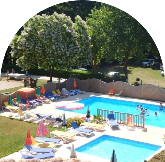 Vue de la piscine du camping près de Roman-sur-Isère, La Grivelière 4 étoiles équipée de transats