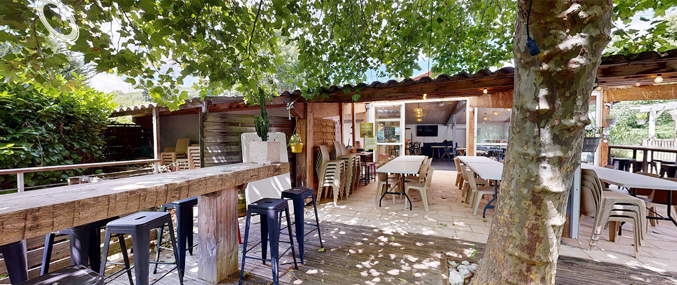 Terrasse du restaurant du camping 4 étoiles dans la Drôme La Grivelière