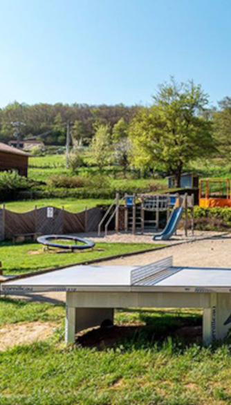 Aire de jeux, trampoline et table de ping-pong du camping nature dans la Drôme la Grivelière