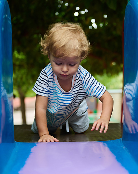 Aire de jeux avec toboggan du camping nature dans la Drôme la Grivelière