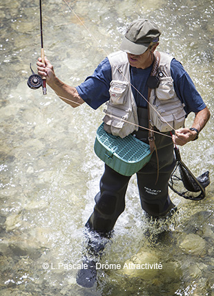 Activité pêche à l’étang de la Sorbière à proximité du camping nature dans la Drôme la Grivelière