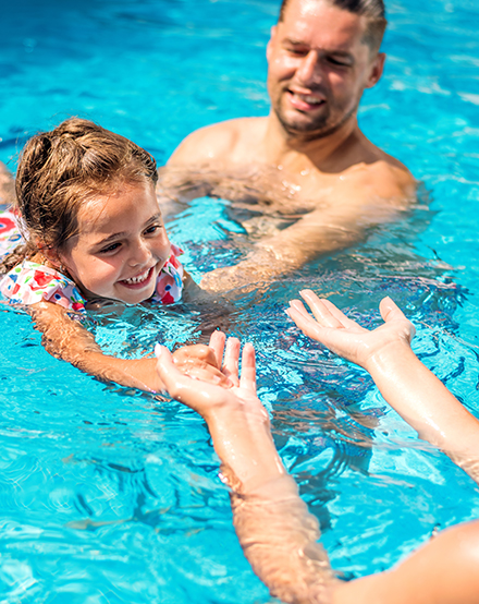 Piscine et pataugeoire dédiée aux tout-petits du camping 4 étoiles dans la Drôme La Grivelière