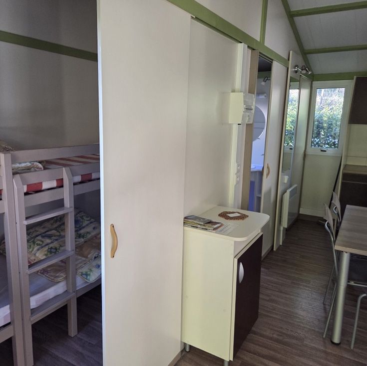 Location chalet 35 m², 1 à 6 personnes dans la Drôme : chambre et coin séjour