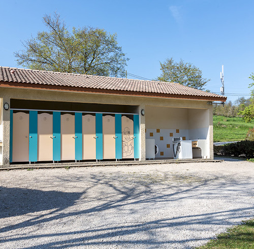 Bloc sanitaires à proximité des emplacements du camping 4 étoiles près de Romans-sur-Isère La Grivelière
