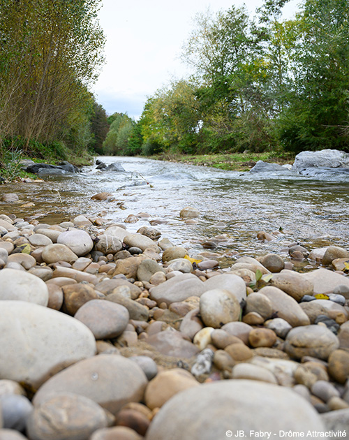 Rivière à proximité des emplacements du camping 4 étoiles près de Romans-sur-Isère La Grivelière