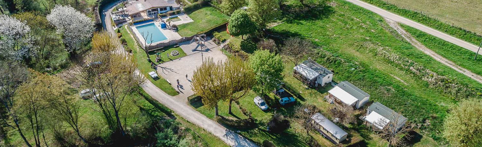 Vue aérienne du camping dans la Drôme La Grivelière 4 étoiles près de Romans-sur-Isère