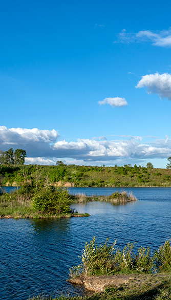 Tourisme dans la Drôme : Lac de Chambons à proximité du camping la Grivelière près de Romans-sur-Isère