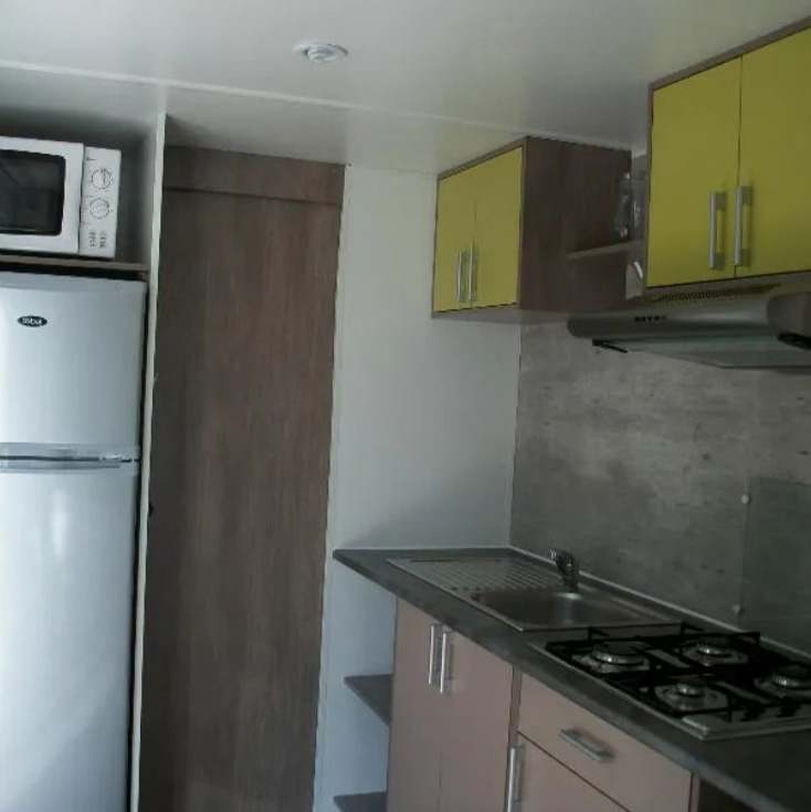 Cuisine extérieure du mobil-home 31 m² type 1 en location au camping 4 étoiles dans la Drôme La Grivelière