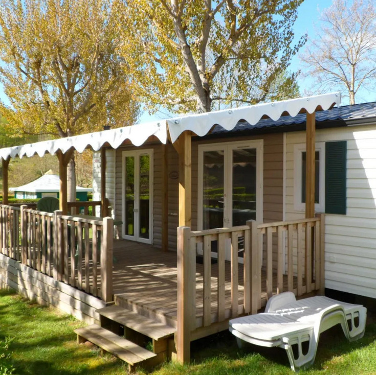 Vue extérieure du mobil-home 31 m² type 1 avec terrasse en bois