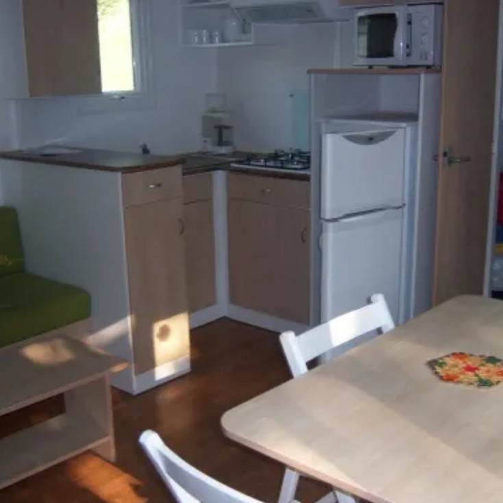 Cuisine extérieure du mobil-home 31 m² type 2 en location au camping 4 étoiles dans la Drôme La Grivelière