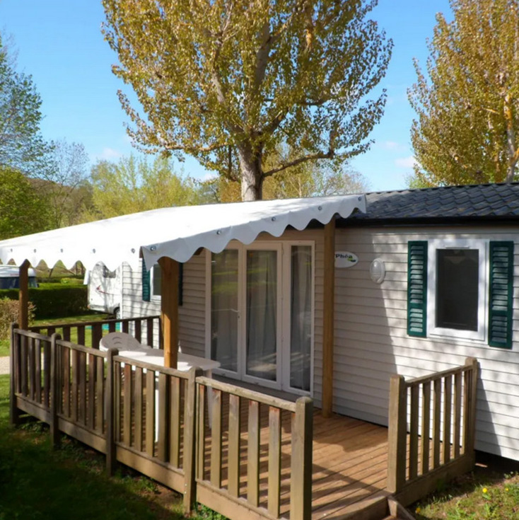 Vue extérieure du mobil-home 31 m² type 2 avec terrasse en bois