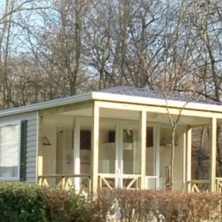 Vue extérieure du mobil-home 31 m² type 3 avec terrasse en bois