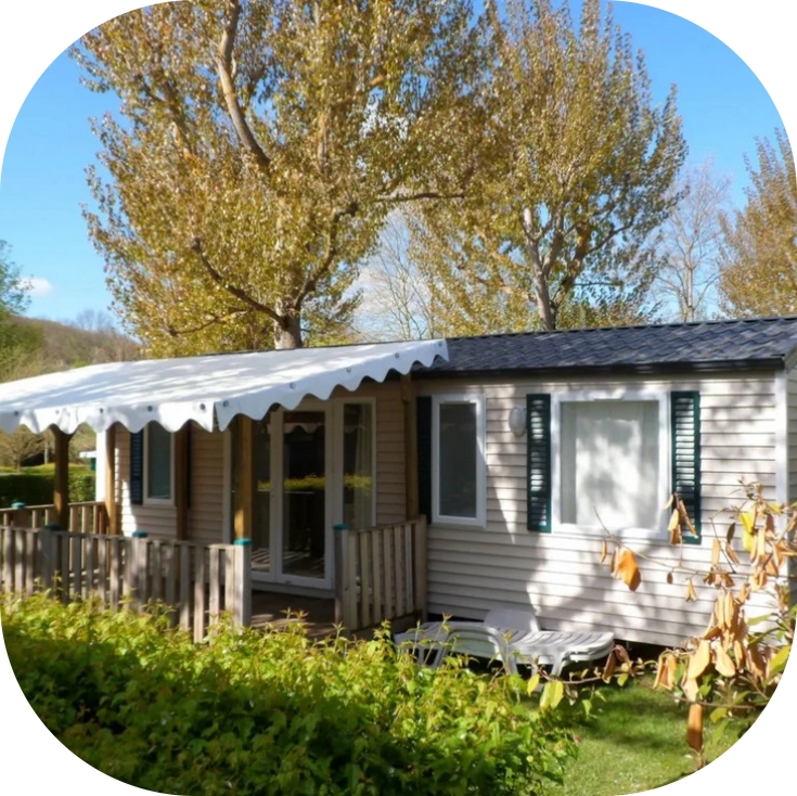 Vue extérieure du mobil-home 33 m² 6 personnes avec terrasse en bois