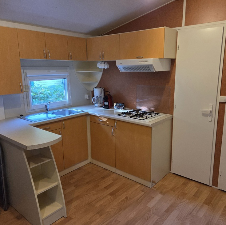 Cuisine extérieure du mobil-home 33 m² 6 personnes en location au camping 4 étoiles dans la Drôme La Grivelière