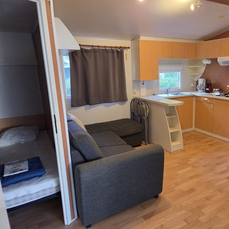 Coin séjour convivial, du mobil-home 33 m² 6 personnes en location au camping 4 étoiles dans la Drôme La Grivelière