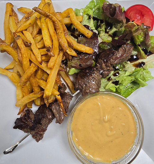 Grillades et frites servies au restaurant de La Grivelière dans la Drôme