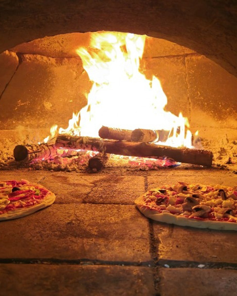 Pizzas maison croustillantes cuites à la demande, servie au restaurant de La Grivelière dans la Drôme