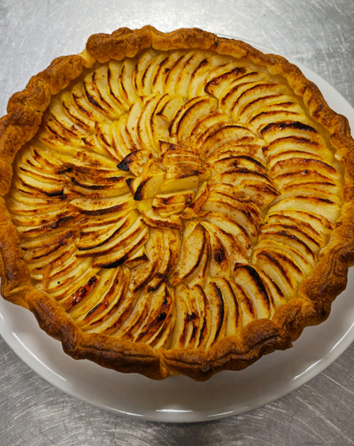 Tarte aux pommes, servie au restaurant de La Grivelière près de Romans-sur-Isère