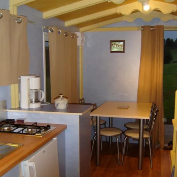 Location roulotte, hébergement insolite dans la Drôme : kitchenette équipée et coin repas