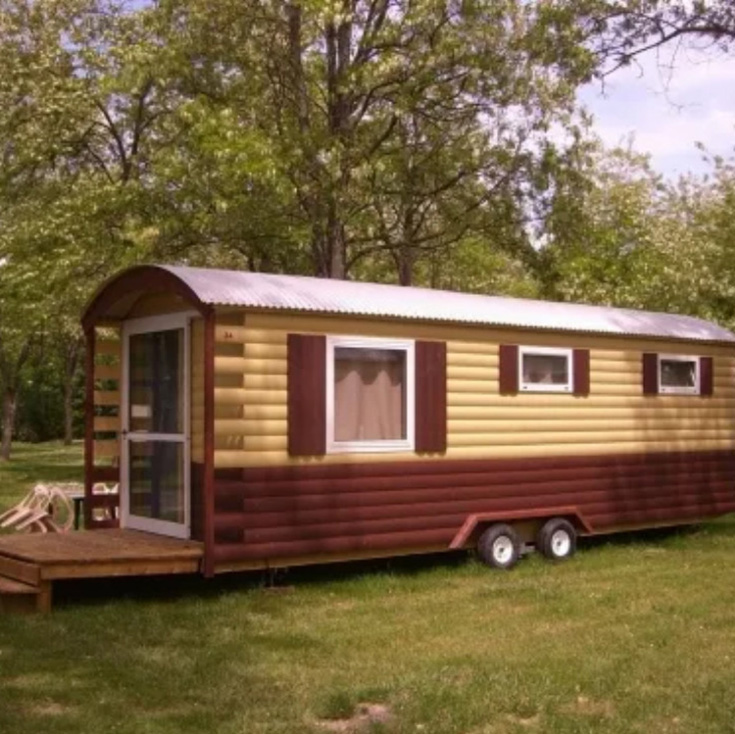 Vue extérieure de la roulotte, hébergement insolite dans la Drôme 